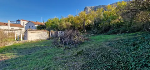 Parcela od 832m2 sa uknjiženom devastiranom kućom uz M17 - Brankovac