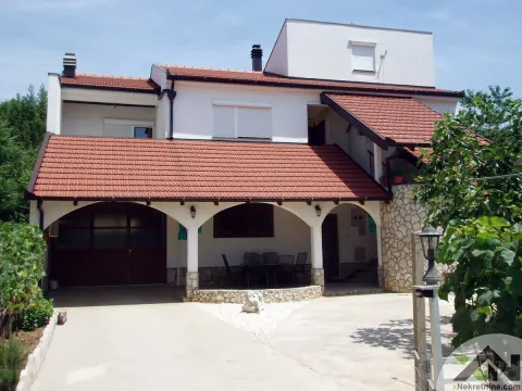 Kuća sa 2 zasebna stana i velikom okućnicom - 5 min od centra grada