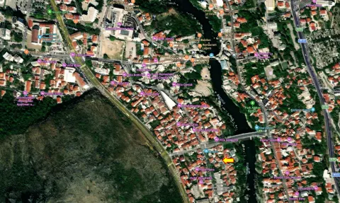 Dva stambena objekta u blizini Starog mosta