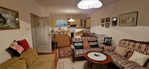 Dva stambena objekta u blizini Starog mosta