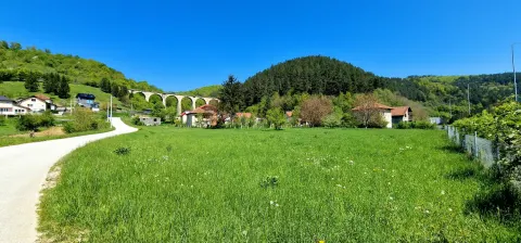 Izuzetna prilika u Tarčinu -  Veliko imanje sa više objekata!