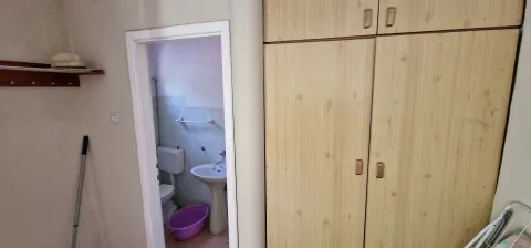 Dva stambena objekta u blizini Starog mosta