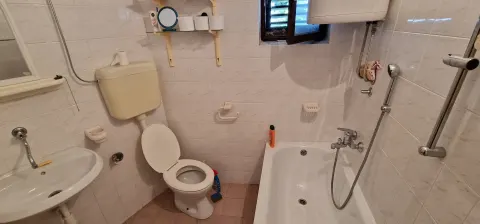 Dva stambena objekta u blizini Starog mosta