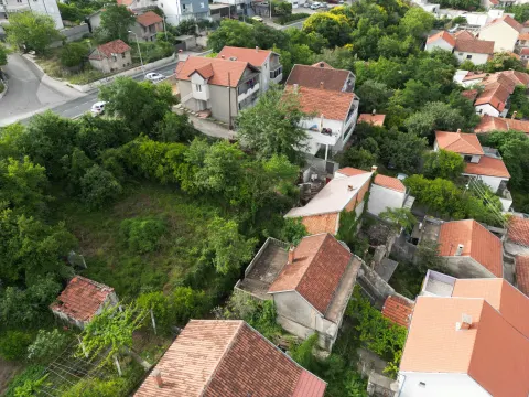 Parcela od 832m2 sa uknjiženom devastiranom kućom uz M17 - Brankovac