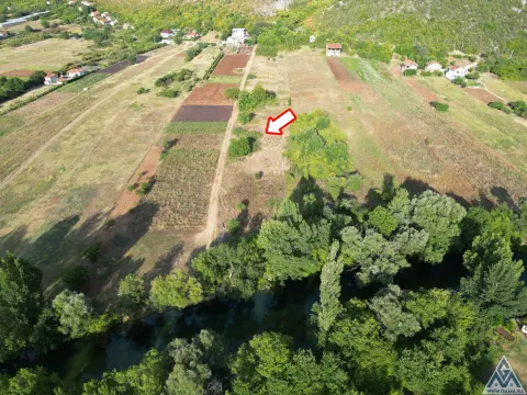10.000m2 uz rijeku Bunicu sa uknjiženim kućama