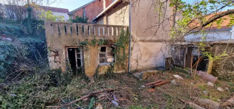 Parcela od 832m2 sa uknjiženom devastiranom kućom uz M17 - Brankovac