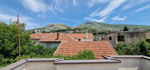 Dva stambena objekta u blizini Starog mosta