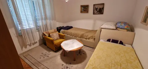 Dva stambena objekta u blizini Starog mosta