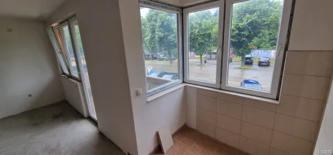 Kuća sa tri zasebna stana i poslovnim prostorom