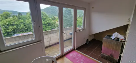 Kuća sa tri zasebna stana i poslovnim prostorom
