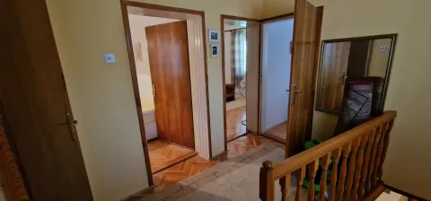 Dva stambena objekta u blizini Starog mosta