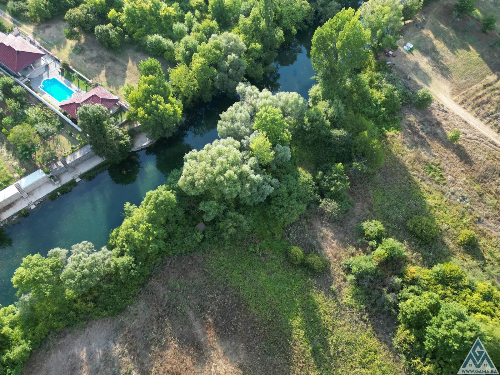 10.000m2 uz rijeku Bunicu sa uknjiženim kućama