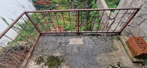 Kuća sa tri zasebna stana i poslovnim prostorom