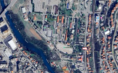 Kuća sa tri zasebna stana i poslovnim prostorom