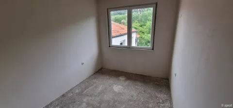 Kuća sa tri zasebna stana i poslovnim prostorom