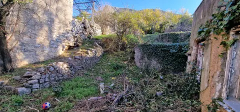 Parcela od 832m2 sa uknjiženom devastiranom kućom uz M17 - Brankovac