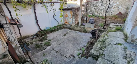 Parcela od 832m2 sa uknjiženom devastiranom kućom uz M17 - Brankovac