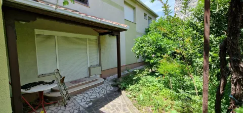 Dva stambena objekta u blizini Starog mosta