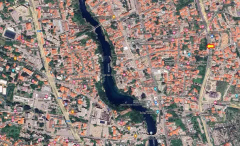 Parcela od 832m2 sa uknjiženom devastiranom kućom uz M17 - Brankovac