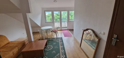 Kuća sa tri zasebna stana i poslovnim prostorom