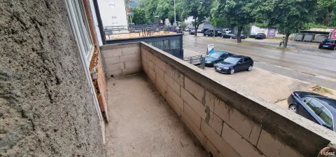 Kuća sa tri zasebna stana i poslovnim prostorom