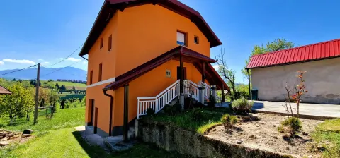 Izuzetna prilika u Tarčinu -  Veliko imanje sa više objekata!
