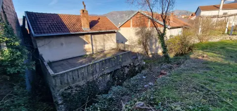 Parcela od 832m2 sa uknjiženom devastiranom kućom uz M17 - Brankovac