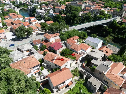 Dva stambena objekta u blizini Starog mosta