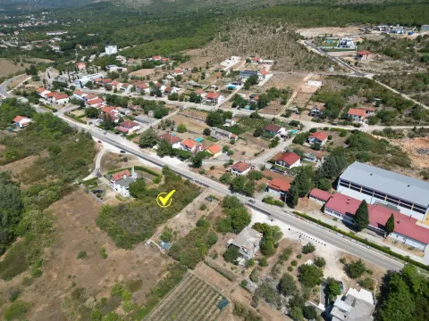 Odlična parcela preko puta škole u Pologu 5