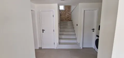 Moderna nova vila sa bazenom i velikom okućnicom 21