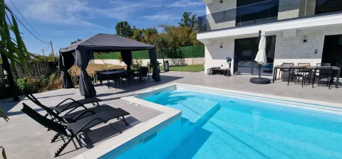 Moderna nova vila sa bazenom i velikom okućnicom 7