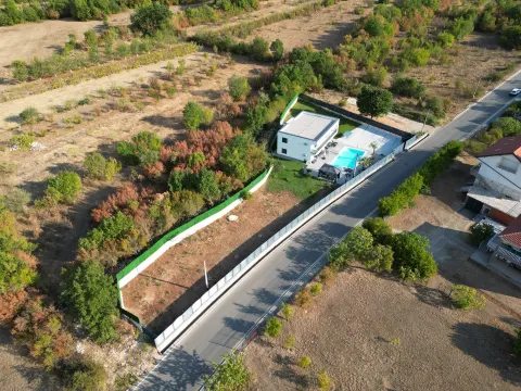 Moderna nova vila sa bazenom i velikom okućnicom 38