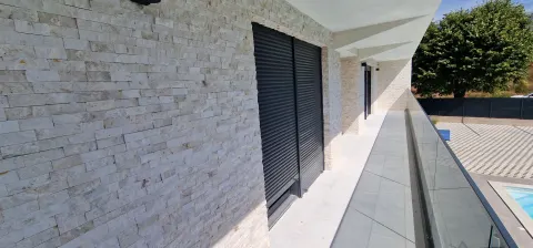 Moderna nova vila sa bazenom i velikom okućnicom 35