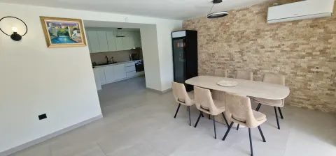 Moderna nova vila sa bazenom i velikom okućnicom 13