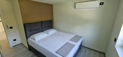 Moderna nova vila sa bazenom i velikom okućnicom 27