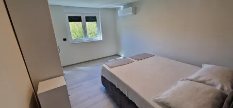 Moderna nova vila sa bazenom i velikom okućnicom 32