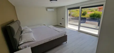 Moderna nova vila sa bazenom i velikom okućnicom 28