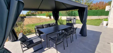 Moderna nova vila sa bazenom i velikom okućnicom 8