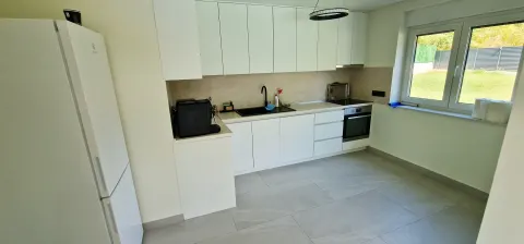 Moderna nova vila sa bazenom i velikom okućnicom 14