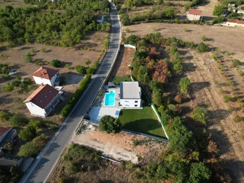 Moderna nova vila sa bazenom i velikom okućnicom 41