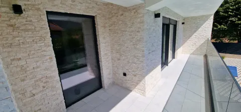 Moderna nova vila sa bazenom i velikom okućnicom 36