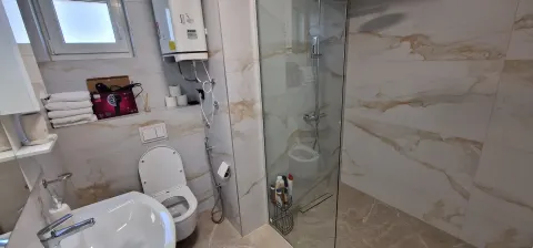 Moderna nova vila sa bazenom i velikom okućnicom 34