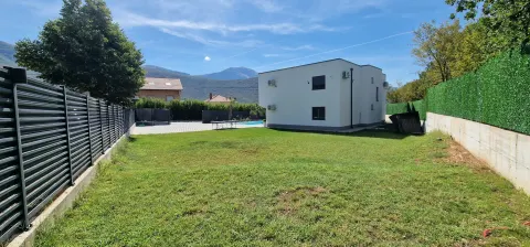 Moderna nova vila sa bazenom i velikom okućnicom 4