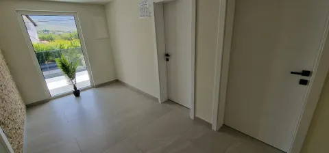 Moderna nova vila sa bazenom i velikom okućnicom 25