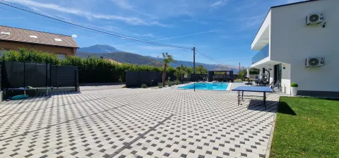 Moderna nova vila sa bazenom i velikom okućnicom 3