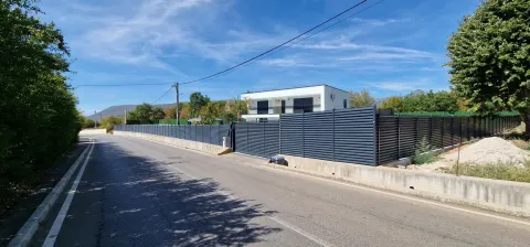 Moderna nova vila sa bazenom i velikom okućnicom 37