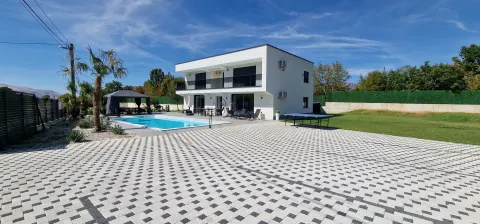 Moderna nova vila sa bazenom i velikom okućnicom 2