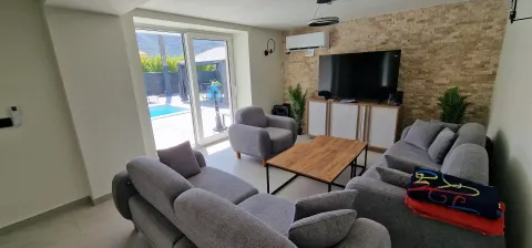 Moderna nova vila sa bazenom i velikom okućnicom 11
