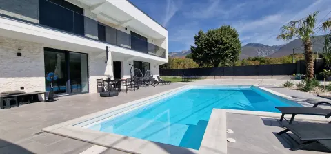 Moderna nova vila sa bazenom i velikom okućnicom 5