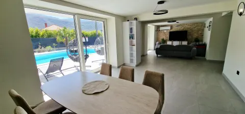 Moderna nova vila sa bazenom i velikom okućnicom 16